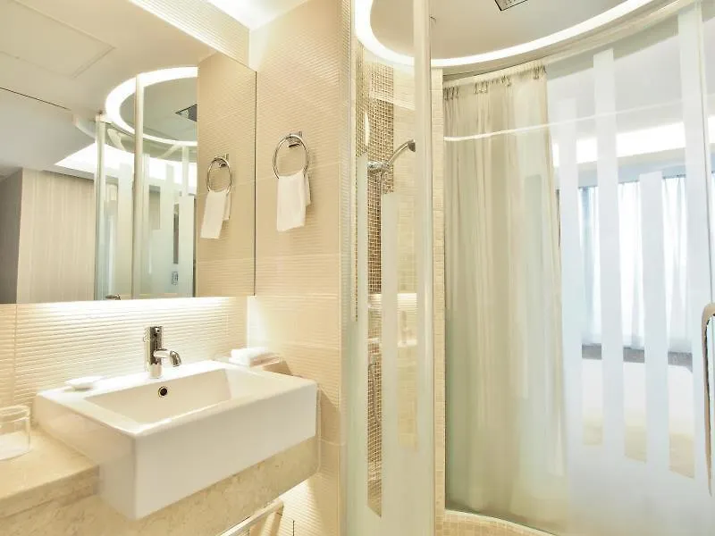 ***  The Bauhinia Hotel - Tsim Sha Tsui Hongkong Kína